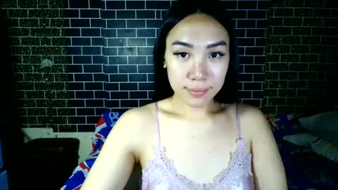Snapshot of sexy_queeniex chatting on 07/08/26, 05:23 hi im queenie online show from 07/08/26, 05:23