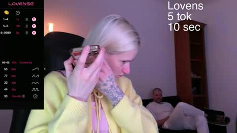 Snapshot of sexy_sweets chatting on 09/27/25, 03:39 Sexy-Sweets online show from 09/27/25, 03:39