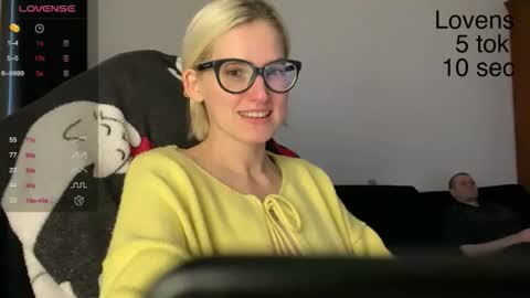 Snapshot of sexy_sweets chatting on 10/21/25, 12:06 Sexy-Sweets online show from 10/21/25, 12:06