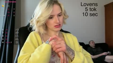 Snapshot of sexy_sweets chatting on 10/22/25, 07:41 Sexy-Sweets online show from 10/22/25, 07:41