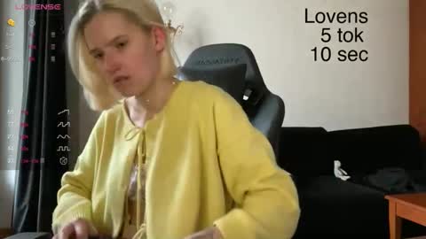 Snapshot of sexy_sweets chatting on 10/23/25, 09:41 Sexy-Sweets online show from 10/23/25, 09:41