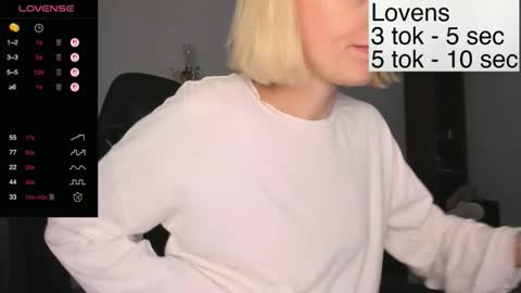 Snapshot of sexy_sweets chatting on 10/29/25, 02:30 Sexy-Sweets online show from 10/29/25, 02:30