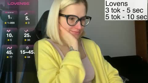 Snapshot of sexy_sweets chatting on 11/11/25, 12:27 Sexy-Sweets online show from 11/11/25, 12:27