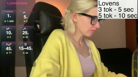 Snapshot of sexy_sweets chatting on 11/18/25, 06:45 Sexy-Sweets online show from 11/18/25, 06:45