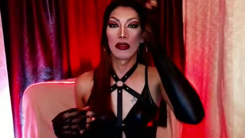 Snapshot of sexydevine_34 chatting on 06/25/26, 02:11 Devine online show from 06/25/26, 02:11