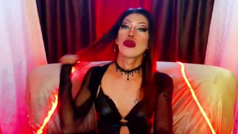 Snapshot of sexydevine_34 chatting on 07/10/26, 08:33 Devine online show from 07/10/26, 08:33