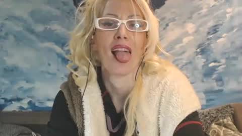Snapshot of sexyeni chatting on 02/19/25, 12:25 ENI pvt moan your name WHEN I M NOT online you tell me in SNAPCHAT deal yes add me... FREE TWITTER magiconline101...... online show from 02/19/25, 12:25