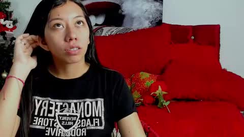 Snapshot of sexylaurita4u chatting on 12/31/24, 12:57 laura online show from 12/31/24, 12:57