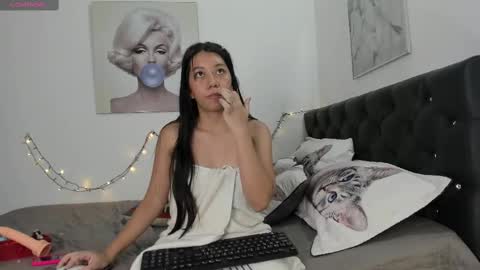 Snapshot of sexylaurita4u chatting on 02/20/25, 05:29 laura online show from 02/20/25, 05:29