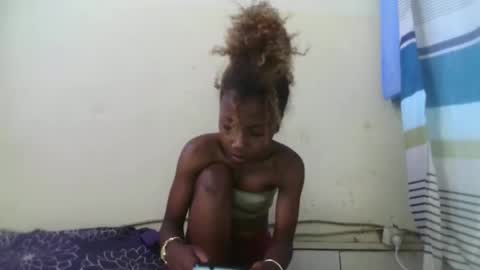 Snapshot of sexylittlebitch261 chatting on 04/26/26, 07:28 Elania online show from 04/26/26, 07:28