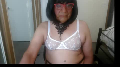 Snapshot of sexylunatrans chatting on 11/28/25, 06:49 Luna online show from 11/28/25, 06:49