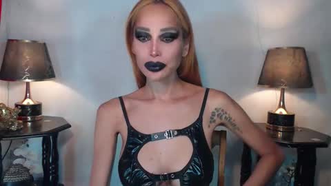 Snapshot of sexylusty2258 chatting on 04/15/26, 02:40 Queen Sofia online show from 04/15/26, 02:40