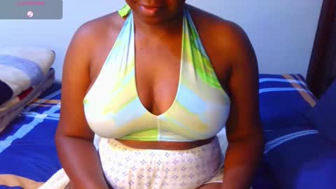 Snapshot of sexymompie chatting on 09/17/25, 07:15 CANDY online show from 09/17/25, 07:15