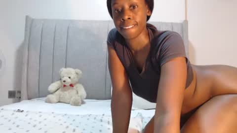 Snapshot of sexymonalisa1 chatting on 09/15/25, 05:02 sexymonalisa1 online show from 09/15/25, 05:02
