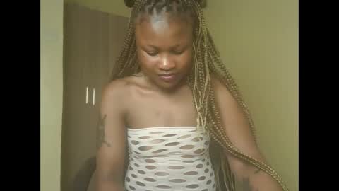 Snapshot of sexyqueenivy chatting on 11/04/25, 03:05 queenivy online show from 11/04/25, 03:05