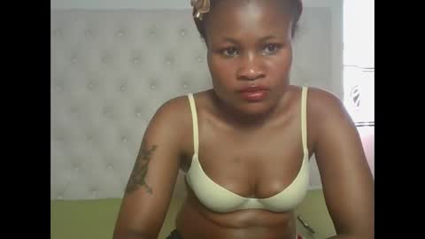 Snapshot of sexyqueenivy chatting on 12/15/25, 12:20 queenivy online show from 12/15/25, 12:20