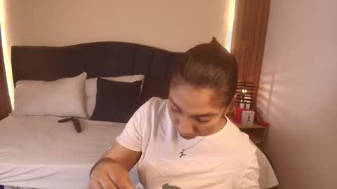 Snapshot of sexyrachel_ chatting on 03/25/26, 12:00 R A C H E L online show from 03/25/26, 12:00