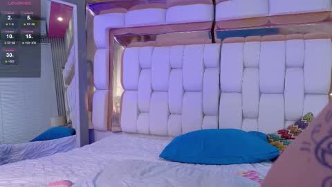 Snapshot of sexysister_ chatting on 09/15/25, 12:27 Kendall online show from 09/15/25, 12:27