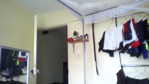 Snapshot of sexyy_tiny chatting on 11/18/25, 12:42 Mel online show from 11/18/25, 12:42