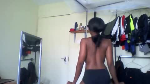 Snapshot of sexyy_tiny chatting on 11/22/25, 10:47 Mel online show from 11/22/25, 10:47
