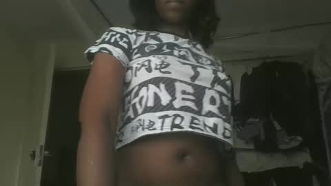 Snapshot of sexyy_tiny chatting on 11/24/25, 12:05 Mel online show from 11/24/25, 12:05