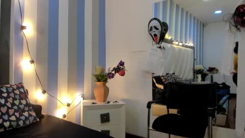 Snapshot of sexyymommy1 chatting on 10/14/25, 11:44 Mary online show from 10/14/25, 11:44