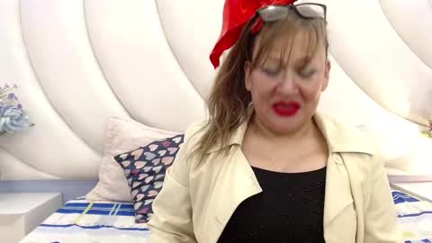 Snapshot of sexyymommy1 chatting on 11/24/25, 11:32 Mary online show from 11/24/25, 11:32