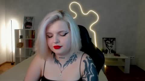 Snapshot of shadow__purr chatting on 11/09/25, 07:39 Lana online show from 11/09/25, 07:39