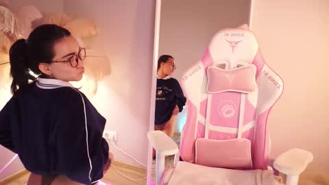 Snapshot of shadowlotus_ chatting on 11/30/25, 04:00 Lily online show from 11/30/25, 04:00