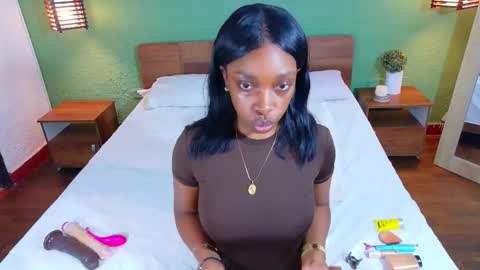 Snapshot of shamira_moore chatting on 12/20/25, 06:37 Catalina online show from 12/20/25, 06:37