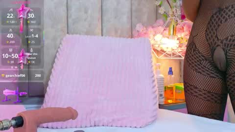 Snapshot of shanelwest7 chatting on 11/19/25, 01:44 Shanel online show from 11/19/25, 01:44