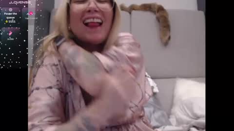 Snapshot of shannon07 chatting on 10/15/25, 04:01 Shannon07 online show from 10/15/25, 04:01