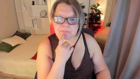 Snapshot of shannonshine chatting on 05/25/26, 01:28 Shannon online show from 05/25/26, 01:28
