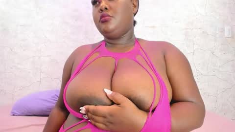 Snapshot of shantaladdams chatting on 10/15/25, 01:17 Shantal online show from 10/15/25, 01:17