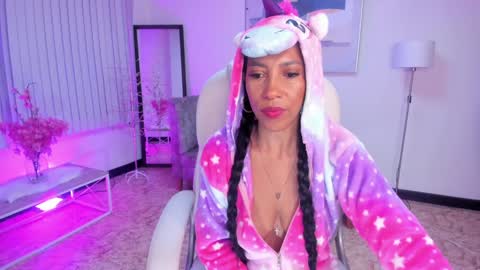 Snapshot of shantall_wills chatting on 12/17/24, 10:54 Shantall wills online show from 12/17/24, 10:54