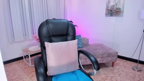 Snapshot of shantall_wills chatting on 01/12/25, 01:11 Shantall wills online show from 01/12/25, 01:11