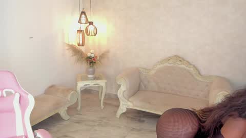 Snapshot of shantallknowless chatting on 12/16/24, 06:27 ShantallKnowles online show from 12/16/24, 06:27