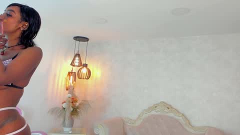 Snapshot of shantallknowless chatting on 01/24/25, 01:03 ShantallKnowles online show from 01/24/25, 01:03