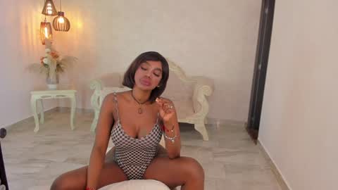 Snapshot of shantallknowless chatting on 01/27/25, 12:48 ShantallKnowles online show from 01/27/25, 12:48