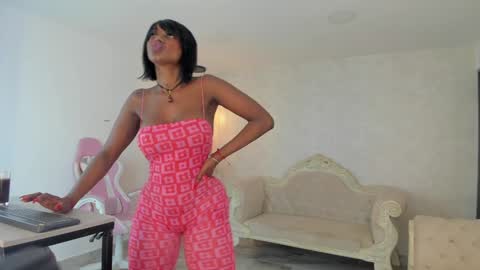 Snapshot of shantallknowless chatting on 02/05/25, 01:33 ShantallKnowles online show from 02/05/25, 01:33