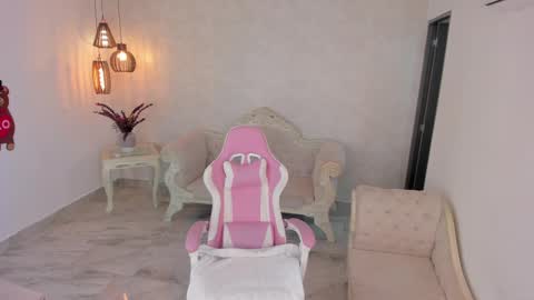 Snapshot of shantallknowless chatting on 02/27/25, 01:38 ShantallKnowles online show from 02/27/25, 01:38