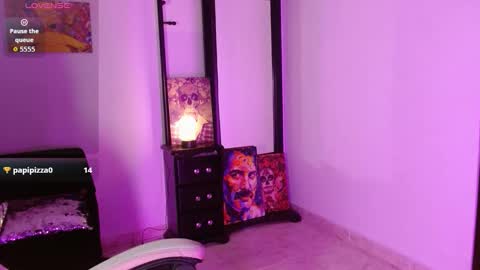 Snapshot of sharaross1 chatting on 11/11/25, 05:29 sharaross1 online show from 11/11/25, 05:29