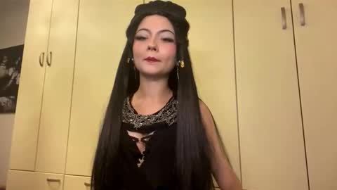 Snapshot of sharellgilvin chatting on 10/18/25, 06:19 Angie online show from 10/18/25, 06:19