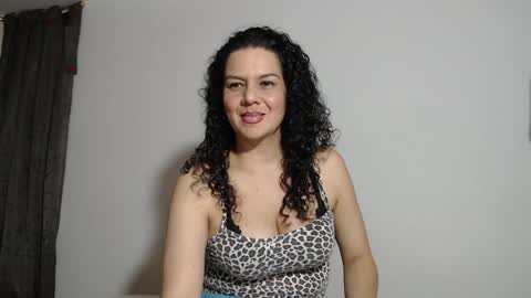 Snapshot of sharickleon11 chatting on 01/27/25, 01:05 sharickleon11 online show from 01/27/25, 01:05