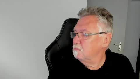 Snapshot of sharlots_pet chatting on 04/20/26, 07:44 sharlots_pet online show from 04/20/26, 07:44