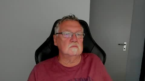 Snapshot of sharlots_pet chatting on 04/23/26, 10:47 sharlots_pet online show from 04/23/26, 10:47