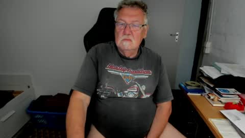 Snapshot of sharlots_pet chatting on 04/25/26, 11:24 sharlots_pet online show from 04/25/26, 11:24