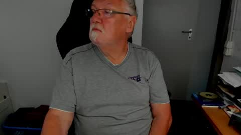 Snapshot of sharlots_pet chatting on 04/27/26, 08:45 sharlots_pet online show from 04/27/26, 08:45