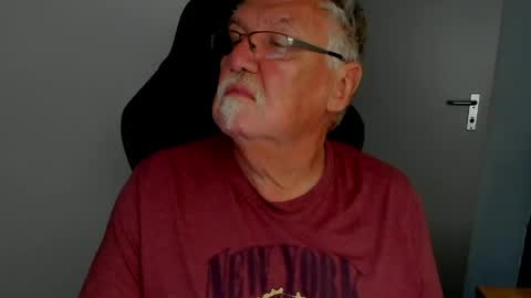 Snapshot of sharlots_pet chatting on 05/05/26, 12:02 sharlots_pet online show from 05/05/26, 12:02
