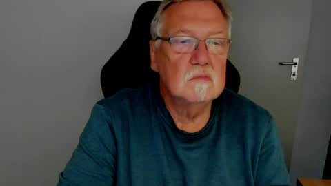 Snapshot of sharlots_pet chatting on 05/06/26, 09:14 sharlots_pet online show from 05/06/26, 09:14
